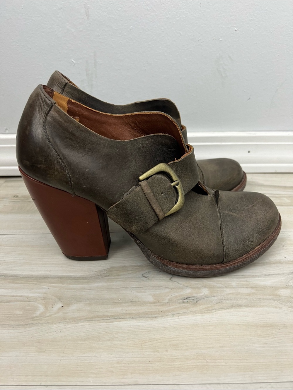 Korks Leather Buckle Heel Pumps